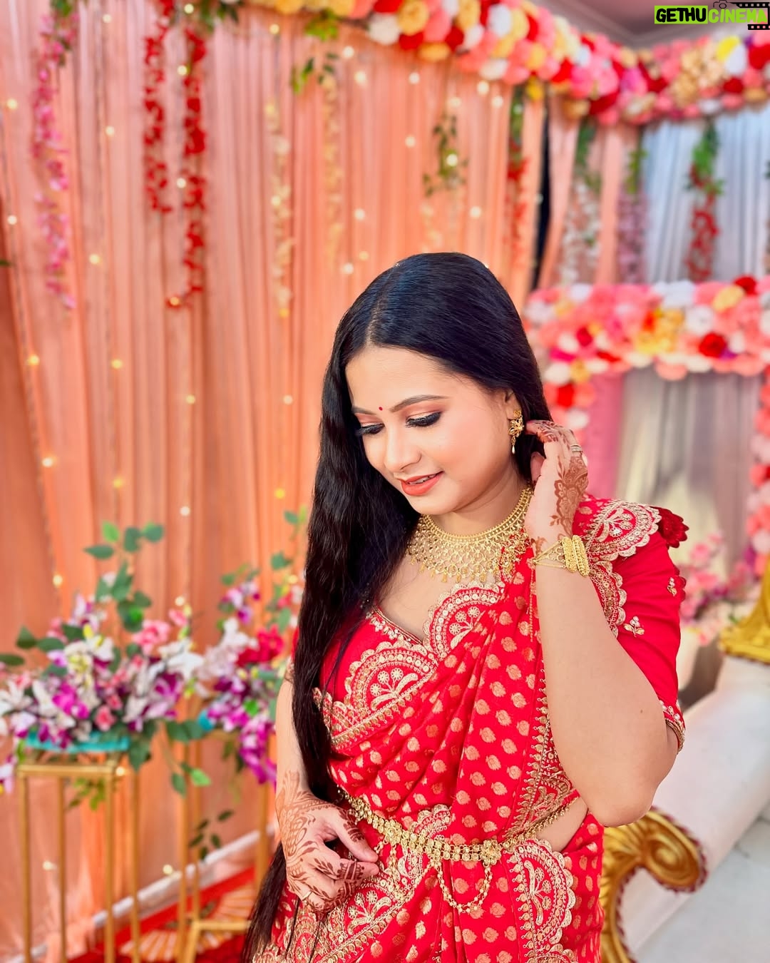 Kamalika Dey - 6K Likes - Biyebarir Look ❤️❤️ 
Saree: @goindrilaofficial 
Blouse: @lilyscollection2023 
Makeover: @sahapayelsaha 
Jewellery: @sencogoldanddiamonds 
.
#saree #red #biyebari #wedding