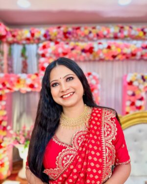 Kamalika Dey Instagram - Biyebarir Look ā¤ļøā¤ļø
Saree: @goindrilaofficial
Blouse: @lilyscollection2023
Makeover: @sahapayelsaha
Jewellery: @sencogoldanddiamonds
.
#saree #red #biyebari #wedding