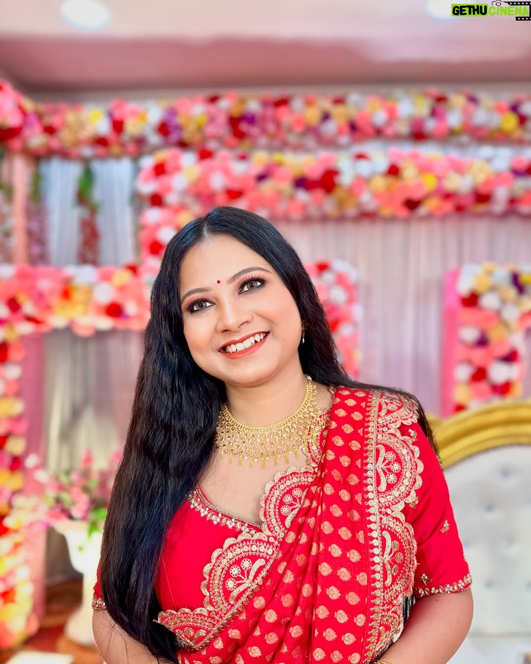 Kamalika Dey - 6K Likes - Biyebarir Look ❤️❤️ 
Saree: @goindrilaofficial 
Blouse: @lilyscollection2023 
Makeover: @sahapayelsaha 
Jewellery: @sencogoldanddiamonds 
.
#saree #red #biyebari #wedding