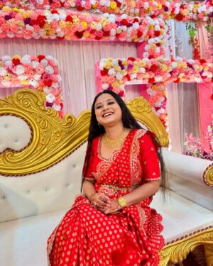 Kamalika Dey Instagram - Biyebarir Look ā¤ļøā¤ļø
Saree: @goindrilaofficial
Blouse: @lilyscollection2023
Makeover: @sahapayelsaha
Jewellery: @sencogoldanddiamonds
.
#saree #red #biyebari #wedding