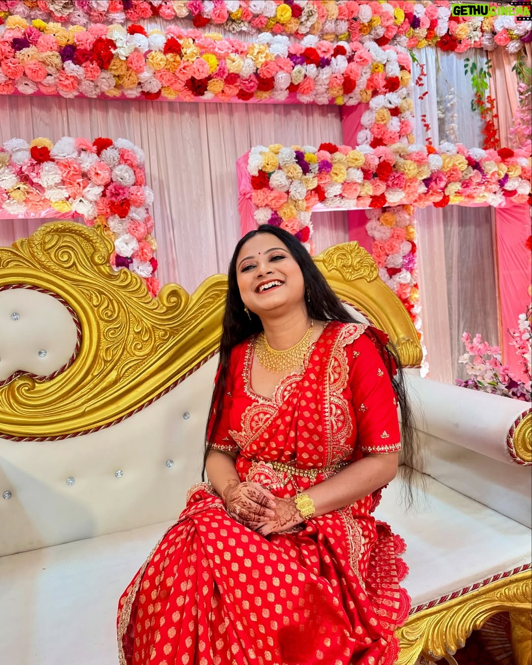 Kamalika Dey - 6K Likes - Biyebarir Look ❤️❤️ 
Saree: @goindrilaofficial 
Blouse: @lilyscollection2023 
Makeover: @sahapayelsaha 
Jewellery: @sencogoldanddiamonds 
.
#saree #red #biyebari #wedding