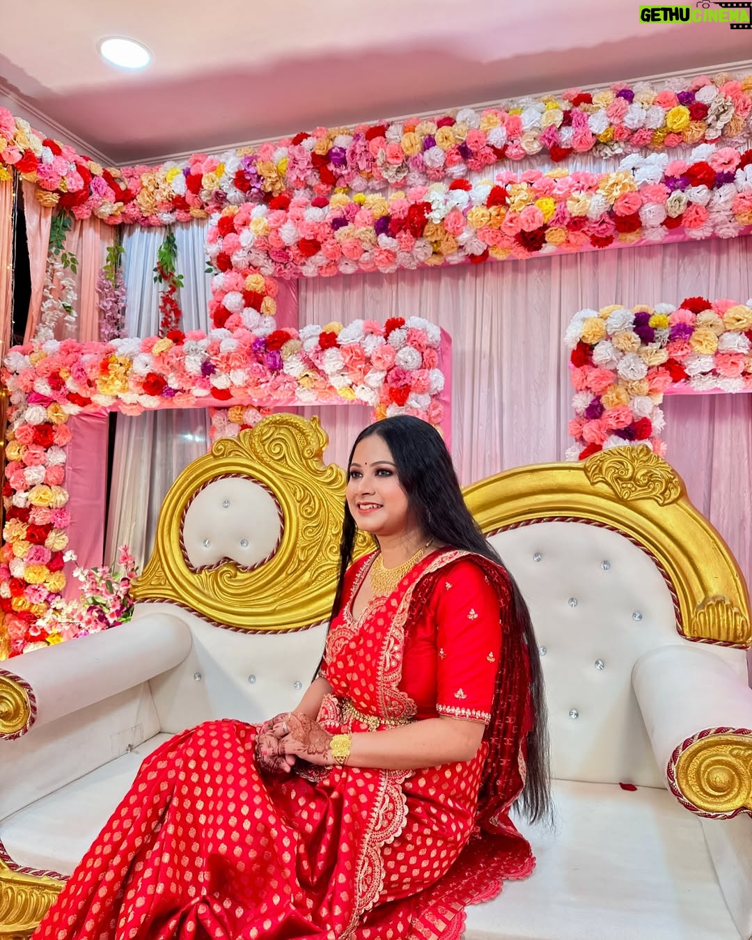 Kamalika Dey - 6K Likes - Biyebarir Look ❤️❤️ 
Saree: @goindrilaofficial 
Blouse: @lilyscollection2023 
Makeover: @sahapayelsaha 
Jewellery: @sencogoldanddiamonds 
.
#saree #red #biyebari #wedding