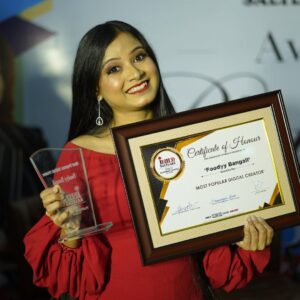 Kamalika Dey Instagram - Received the āMost Popular Digital Creatorā award from Twinkel Khanna ā¤ļø and Aman Yatan Verma. Thanks @inifdsaltlakekolkata .
Wearing @goindrilaofficial
Makeover @swagatas_makeup_mantra