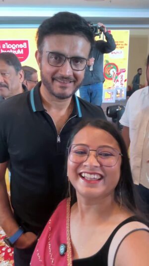 Kamalika Dey Instagram - Ilish mach khete giye Dadar sathe dekha!
Borshar dupur, ilisher gondhe bhore gechhe charpas⦠ar samne Sourav Ganguly ar Abir Chatterjee eksathe ilish bhajchhen Fortune Premium Kachi Ghani Mustard Oil diye.
Notun Ilsha Pack o dekhte pelam ā ekebare Banglar golpo niye. Ilisher shad ar Banglar chhoya⦠er cheye bhalo melbandhon ar ki hote pare? š¾
#FortuneKachiGhani #FortuneFoods #IllishLove #BengalVibes #RotonEiRotonChene
š @fortune.foods