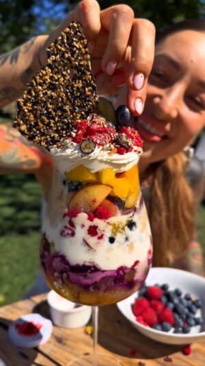 Kamila Rundusová Instagram - Bezový pohár s ovocem 🍨🍑
Sladká letní kombinace – čerstvé ovoce, křupavá drobenka, zmrzlina a nadýchaný krém z mascarpone s Elixírem z květu černého bezu od Rudolfa Jelínka.
✨ Recept na krém z mascarpone:
• 250 g mascarpone
• 50 ml smetany ke šlehání (33–35 %)
• cca 6 lžic R.JELÍNEK Elixíru z květu černého bezu
Vše vyšlehat do lehkého, nadýchaného krému.
🥄 Postup vrstvení poháru:
1. Čerstvé sezónní ovoce (broskve, maliny, borůvky, švestky)
2. Vrstva bezového krému z mascarpone
3. Máslová drobenka (nebo rozdrcené sušenky)
4. Kopeček zmrzliny slaný karamel
5. Další ovoce, krém a med mezi vrstvami
Výsledek? Pohár, který chutná jako sladký konec léta – jednoduchý, svěží a hravý.
Vyzkoušejte Elixír přidat nejen do koktejlů a dezertů, ale klidně k omáčkám k masu (báječný je ve švestkové hoi sin omáčce).
@rudolfjelinekvizovice
#rudolfjelinek #spoluprace #bezovyliker #elixir #bez #leto