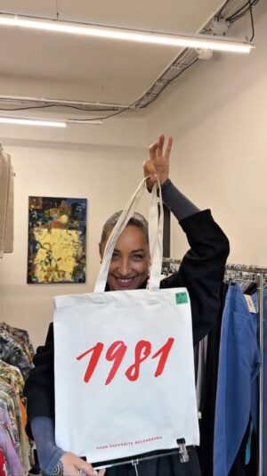 Kamila Rundusová Instagram - Celý říjen mám v @1981secondhand pár štendrů s oblečením. Najdeš tam i mnoho párů bot i kabelek. Tak neváhej a skoč si do pražských Nuslí ulovit něco na sebe❤️