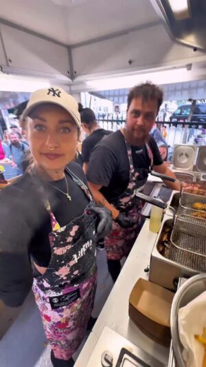 Kamila Rundusová Instagram - Přesně před týdnem jsme byli v Brně uvézt na trh moji novou vůni Láska by Kamu aka LÁSKAMU - směs esenciálních olejů v BIO kvalitě, která je nasládlá, kořeněná a přesto svěží.
Vůně, která tě zahřeje, obejme a zároveň tě svojí originalitou a životem zvedne ze židle. Vůně, která se neustále mění a cítíš ji hodiny. Prostě žádná slabota. Jinak by to s esenciálními oleji od Tierra Verde ani nešlo.
Děkuji technoložce Šárce a celému @tierraverde.cz.sk týmu za jejich trpělivost při dlouhém vývoji a testování. Jsem šťastná, že se nám vůně podařila dotáhnout do podoby, kterou všichni milujeme.
Vážím si i toho, že jsem vůbec první osobou, se kterou kdy Tierra spáchala společný produkt. Děkuji za důvěru a těším se, jak se našemu novému společnému “baby” povede❤️
Vůni koupíte nejen v kamenné prodejně @store_zeme , ale i na webu www.tierraverde.cz , kde do 30.9. běží sleva 15% na celý nákup, tak neváhej a vyzkoušej Lásku i ty!
#laskamu #tierraverde #spoluprace #zemestore #brno #bucheck