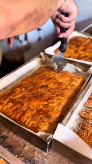 Kamila Rundusová Instagram - Tucked away in the little mountain village of Lafkos, Pelion, there’s a bakery that smells like history itself. Behind the counter stands Ioannis Drositis – a true master of bread and tradition. His hands carry recipes passed down for generations, and every loaf feels like a piece of Greece.
Not everyone is famous, but some people definitely should be. And Ioannis is one of them. 🌾🍞
If you ever find yourself wandering these cobblestone streets, his bakery is the place you must stop by.
@phournaresgiannes
⸻
🇨🇿 Česky
Schovaná v horské vesničce Lafkos na Pelionu stojí pekárna, která voní jako samotná historie. Za pultem tu najdete Ioannise Drositise – opravdového mistra chleba a tradice. Jeho ruce znají recepty předávané po generace a každý bochník je kousek Řecka. Ne každý se stane slavný, ale někteří lidé by prostě měli. A Ioannis mezi ně rozhodně patří. 🌾🍞
Pokud někdy budete bloudit těmi dlážděnými uličkami, jeho pekárna je místo, které nesmíte minout.
#bakery #pelion #laftos #greekbakery #greece