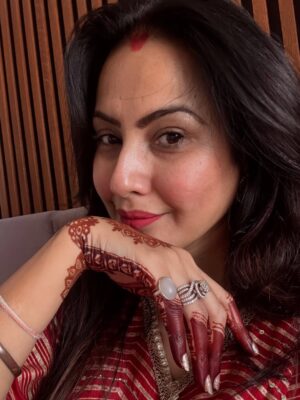 Kamya Punjabi Instagram - Happy Karwachauth ❤️

Outfit @shreeisspecial 
@fireflies_mediaworks 
My Mehendi always @pinkymehndiart @bhavna_mehandi