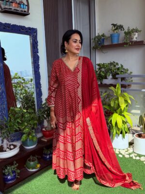 Kamya Punjabi Instagram - Happy Karwachauth ❤️

Outfit @shreeisspecial 
@fireflies_mediaworks 
My Mehendi always @pinkymehndiart @bhavna_mehandi