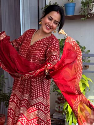 Kamya Punjabi Instagram - Happy Karwachauth ❤️

Outfit @shreeisspecial 
@fireflies_mediaworks 
My Mehendi always @pinkymehndiart @bhavna_mehandi