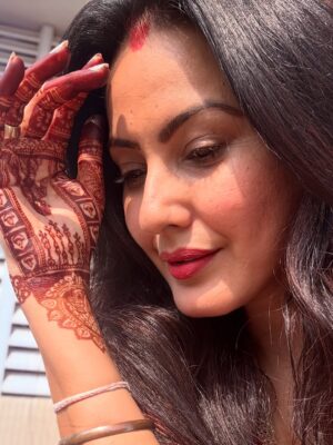 Kamya Punjabi Instagram - Happy Karwachauth ❤️

Outfit @shreeisspecial 
@fireflies_mediaworks 
My Mehendi always @pinkymehndiart @bhavna_mehandi
