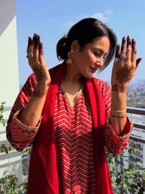 Kamya Punjabi Instagram - Happy Karwachauth ❤️

Outfit @shreeisspecial 
@fireflies_mediaworks 
My Mehendi always @pinkymehndiart @bhavna_mehandi