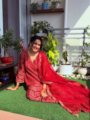Kamya Punjabi Instagram - Happy Karwachauth ❤️

Outfit @shreeisspecial 
@fireflies_mediaworks 
My Mehendi always @pinkymehndiart @bhavna_mehandi