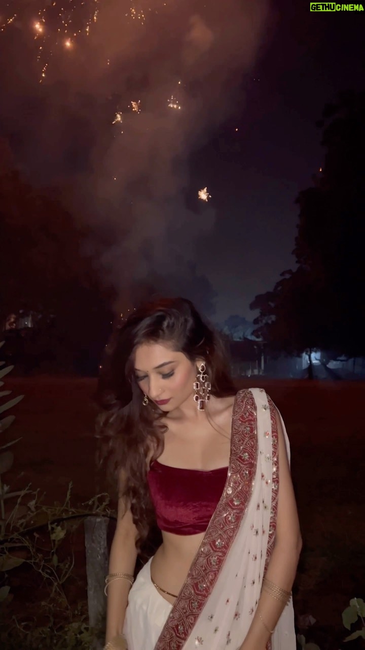 Kamya Vasa - 9.2K Likes - फिर से कहो..कहते रहो 🤍
🪔Happy दिवाली 🪔

📹- @shahprem19 

.
.
.
.
.
.

.
.
.
.
.
.
.
.
.
.

.
.
.
.
.
.
.

#reels #reelsinstagram #instagram #diwali #festival #festive #outfit #saree #traditional #diwalioutfit #beauty #celebration #fireworks #oldsongs #instagood #white #red #festivevibes #lotsoflove #blessed