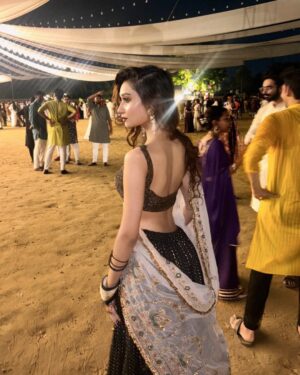 Kamya Vasa Instagram - मैं चाँद निगल गयी दैय्या रे ..🌙
.
.
.
.
.
.
.
.
.
.
.
.
.
.
#explorepage #fyp