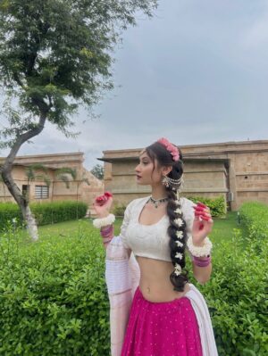Kamya Vasa Instagram - प्यार है सागर से भी गहरा किसना के संग जिसका...🦚
~ राधे राधे🦚..May Radha’s devotion fill your Navratri with grace, love, and unspoken bliss with @shericircle.garba 🌷
.
.
.
.
.
.
.
.
.
.
.
.
.
.
.
.
#explore #fyp #radhakrishna #lotsoflove