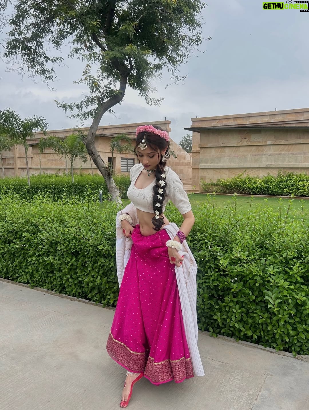 Kamya Vasa - 4.8K Likes - प्यार है सागर से भी गहरा किसना के संग जिसका...🦚
~ राधे राधे🦚..May Radha’s devotion fill your Navratri with grace, love, and unspoken bliss with @shericircle.garba 🌷
.
.
.
.
.
.

.
.
.
.
.
.
.
.
.
.

#explore #fyp #radhakrishna #lotsoflove