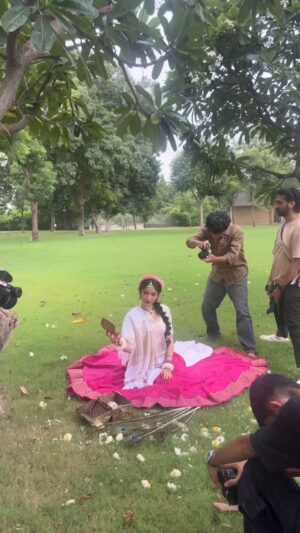 Kamya Vasa Instagram - bts with @shericircle.garba ✨
Nine nights of therapy for the soul...Twirl into the magic..✨
.
.
.
.
.
.
.
.
.
.
.
.
.
#explore #fyp #foryou #foryoupage #navratrivibes #garba #bts #behindthescenes #radha #krishna #traditional #explorepage #instagram #instagood #lotsoflove #blessed