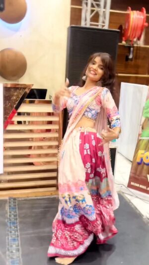 Kanchan Patwa Instagram - (Part-2) 💃 Comment karo jisko main or mera dance sundar lagta hai 🙈🧿😍🌸🫂❤️✨
@kanchan_patwa @kanchanpatwa2025