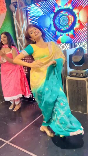 Kanchan Patwa Instagram - Batao kon krwayega help matar chhilne main🫣❤️
@kanchan_patwa @kanchanpatwa2025