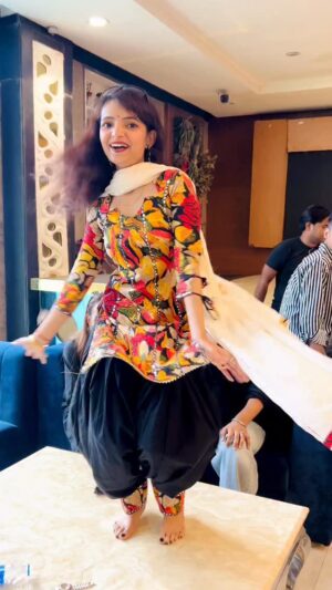 Kanchan Patwa Instagram - Bulldozer hi bn gayi chasma tut jata 🤦♀️ piche kya chlra hai mere😂🤣💃
@kanchan_patwa @kanchanpatwa2025