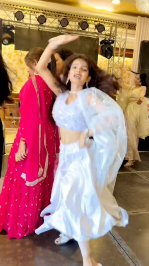Kanchan Patwa Instagram - Matak matak ke chale 💃🤍
@kanchan_patwa @kanchanpatwa2025