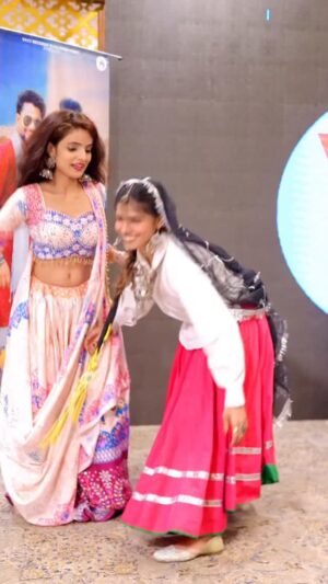 Kanchan Patwa Instagram - O Bete End Miss Mt Karna 😂🤣💃
@kanchan_patwa W/ @kavya_chaudhary6789