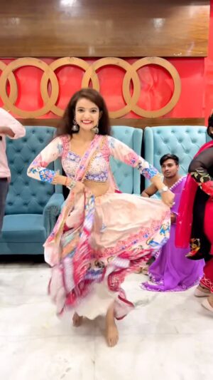 Kanchan Patwa Instagram - Arre didi thoda side ho jao 😂 meri fortuner aane do 🤣🙆♀️ aap kisko dekhre ho video main 😬💃
@kanchan_patwa @kanchanpatwa2025