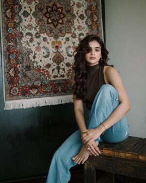 Kanchi Bhansali Instagram - shot by @bharat_rawail 🤍
make up & hair by @hues.nhairbykj
styled by @henna.akhtar