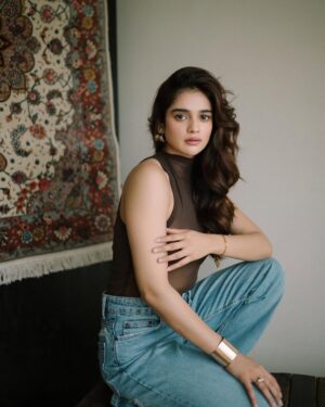 Kanchi Bhansali Instagram - shot by @bharat_rawail 🤍
make up & hair by @hues.nhairbykj
styled by @henna.akhtar