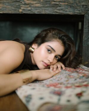 Kanchi Bhansali Instagram - shot by @bharat_rawail 🤍
make up & hair by @hues.nhairbykj
styled by @henna.akhtar