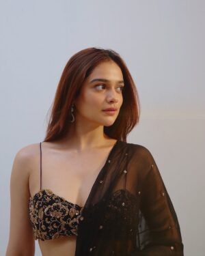 Kanchi Bhansali Instagram - shot by @mrinmaiparab
mua @makeupbybhakthi
hair @preetbmakeup
wearing @houseofhiya