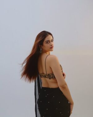 Kanchi Bhansali Instagram - shot by @mrinmaiparab
mua @makeupbybhakthi
hair @preetbmakeup
wearing @houseofhiya