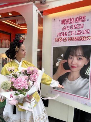 Kang Hanna Instagram - 사랑하는 포근이들 덕분에 
달콤한 츄러스랑 시원한 가배 마시고 힘났던 촬영😚💖

#목주는포근해
#포근이의셰프
#폭군의셰프 #BonAppetitYourMajesty