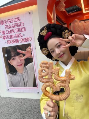 Kang Hanna Instagram - 사랑하는 포근이들 덕분에 
달콤한 츄러스랑 시원한 가배 마시고 힘났던 촬영😚💖

#목주는포근해
#포근이의셰프
#폭군의셰프 #BonAppetitYourMajesty