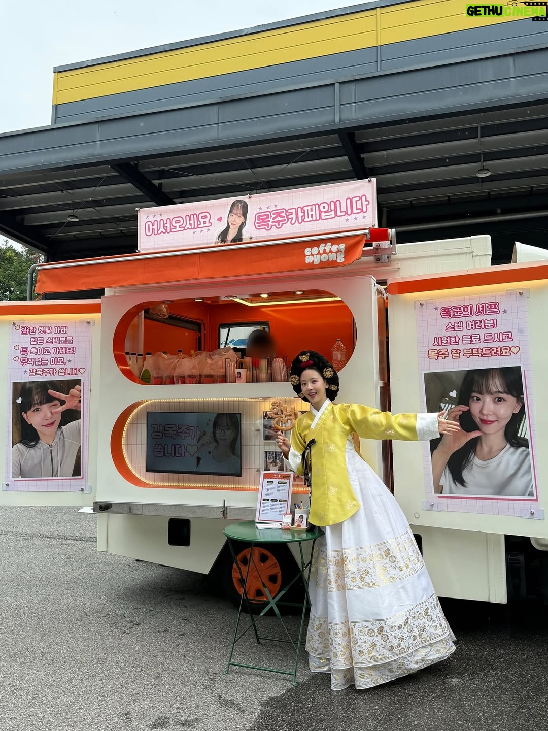 Kang Hanna - 146.9K Likes - 사랑하는 포근이들 덕분에 
달콤한 츄러스랑 시원한 가배 마시고 힘났던 촬영😚💖

#목주는포근해
#포근이의셰프
#폭군의셰프 #BonAppetitYourMajesty
