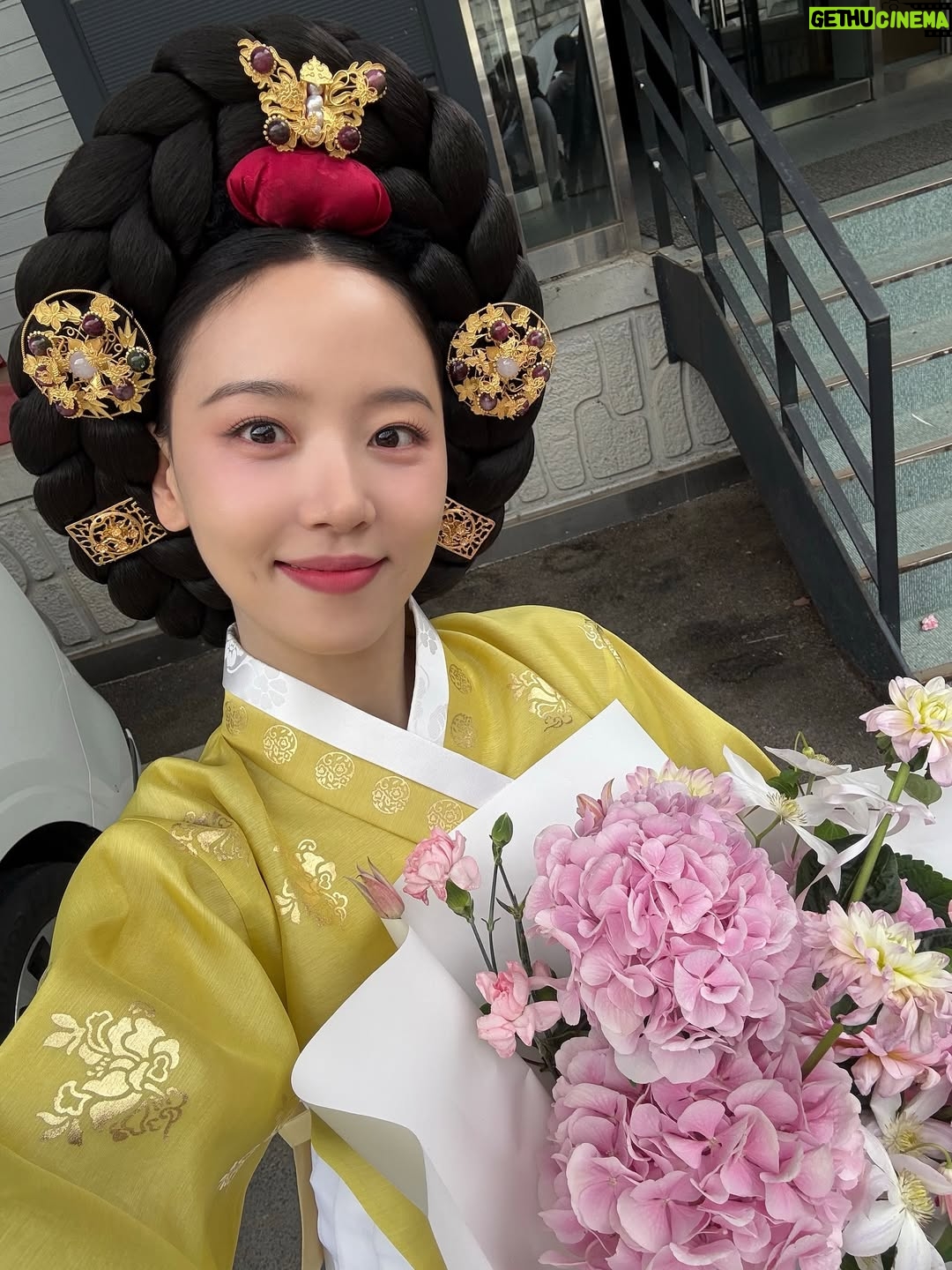 Kang Hanna - 146.9K Likes - 사랑하는 포근이들 덕분에 
달콤한 츄러스랑 시원한 가배 마시고 힘났던 촬영😚💖

#목주는포근해
#포근이의셰프
#폭군의셰프 #BonAppetitYourMajesty