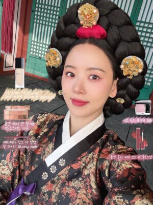 Kang Hanna Instagram - 목주 메이크업 정보 낋여왔습니다🌹

파데 - 디올 포에버 스킨글로우24H 웨어 래디언트 파운데이션 (0N 0,5N)
섀도우 - 롬앤 베러 댄 팔레트 03.로즈버드 가든
언더아이라인 - 페리페라 잉크 더 벨벳 립 라이너 01.rosy nude
( 립 라이너지만 눈 언더점막 아이라이너로 사용!)
블러셔 - 디올 루즈 블러쉬 388 triomphe satin
립 - 롬앤 블러 퍼지 틴트 07.쿨로즈업

도화 메이크업 도전해 보시지요.
윤영 원장님 감사합니다🫶🏻

#폭군의셰프 #BonAppetitYourMajesty
