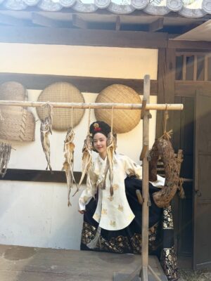 Kang Hanna Instagram - 목주의 수라간 나들이🍿

#폭군의셰프 #BonAppetitYourMajesty