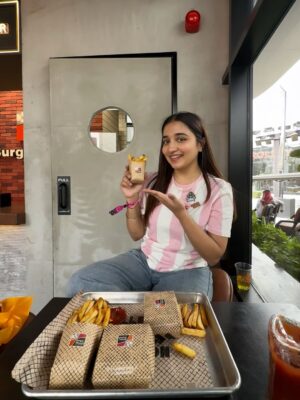 Kangan Khandelwal Instagram - 💖☀️☕️
P.S. Its 43 degrees here 🙆🏻‍♀️
#lifeofk #travel #riyadh