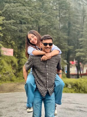 Kangan Khandelwal Instagram - Carrying happiness on my back ♥️🌟