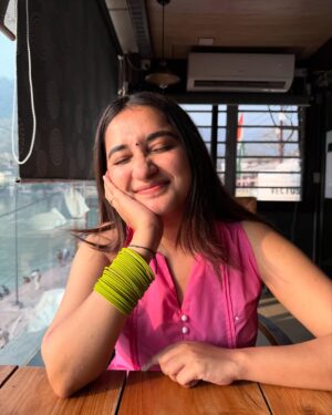 Kangan Khandelwal Instagram - Obsessed with my Bangles🪞🪷🫶🏼
Outfit @kelin_official 
#lifeofk #rishikesh #ethnic #indianwear