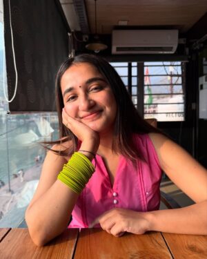 Kangan Khandelwal Instagram - Obsessed with my Bangles🪞🪷🫶🏼
Outfit @kelin_official 
#lifeofk #rishikesh #ethnic #indianwear