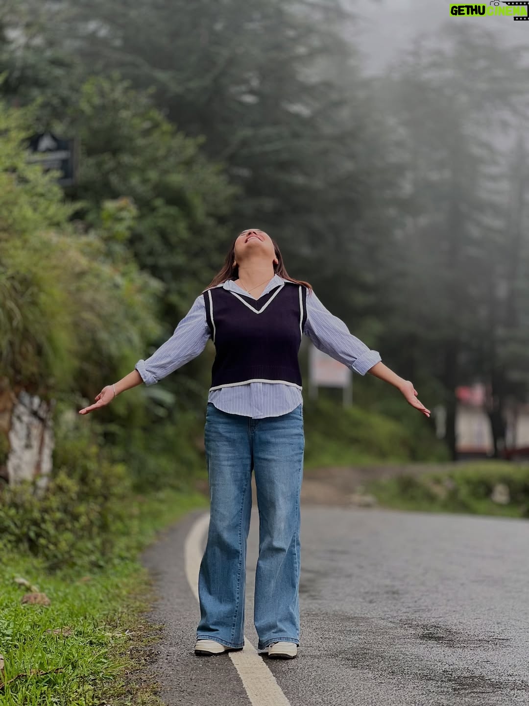 Kangan Khandelwal - 49.1K Likes - Barish m pahad kya lagte h 🥹♥️ 
#lifeofk #pahad #shoot #ootd
