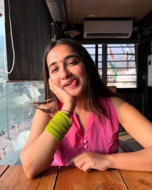 Kangan Khandelwal Instagram - Obsessed with my Bangles🪞🪷🫶🏼
Outfit @kelin_official 
#lifeofk #rishikesh #ethnic #indianwear