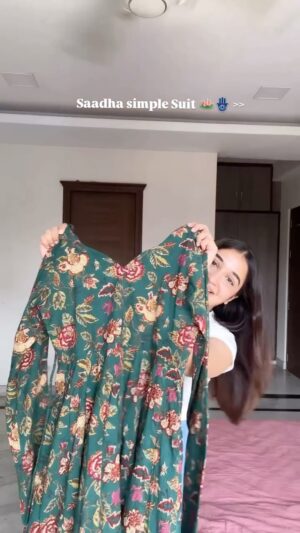 Kangan Khandelwal Instagram - Khud k Nakhre uthati hui mai 💁🏻‍♀️

Suit by @vastravibes__by__d ( gifted)
#lifeofk #indianwear #kurti #viral #fyp #dance #explorepage✨