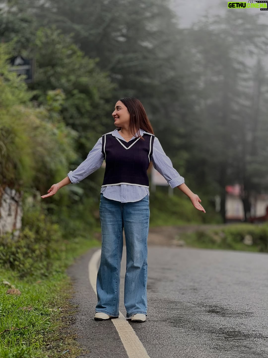 Kangan Khandelwal - 49.1K Likes - Barish m pahad kya lagte h 🥹♥️ 
#lifeofk #pahad #shoot #ootd