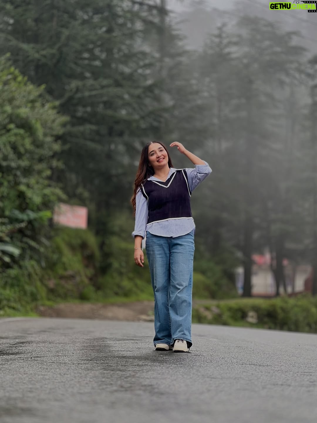Kangan Khandelwal - 49.1K Likes - Barish m pahad kya lagte h 🥹♥️ 
#lifeofk #pahad #shoot #ootd
