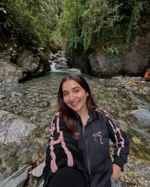Kangan Khandelwal Instagram - This was one of the best experiences. We went hiking & it was not easy but we did it 🩵
#lifeofk #hiking #experience #birbilling⛰️ #travel #bhagsuwaterfall